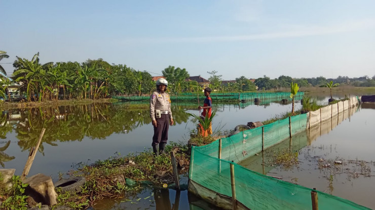 Polisi Turun Langsung ke Lahan Tambak Ikan di Kalidawir Siap Wujudkan Ketahanan Pangan Nasional