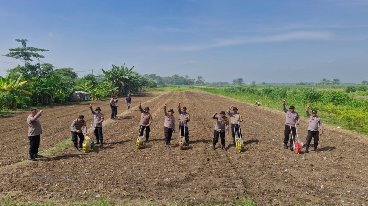 Polresta Sidoarjo dan Polsek Balongbendo Sinergi Perkuat Ketahanan Pangan Lewat Penanaman Jagung