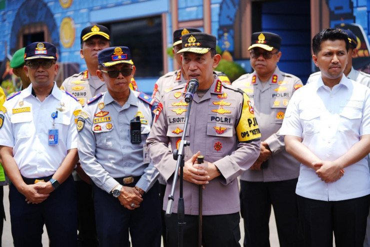 Tinjau Terminal Purabaya, Kapolri ke Sopir Bus Hati-Hati dan Jaga Keselamatan Pemudik
