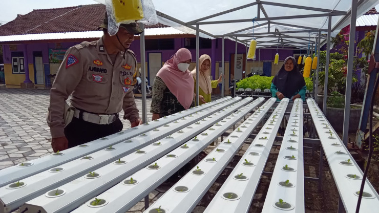 Bhabinkamtibmas Kalidawir Polsek Tanggulangin Sambangi Warga yang Kelola Lahan Pekarangan Bergizi