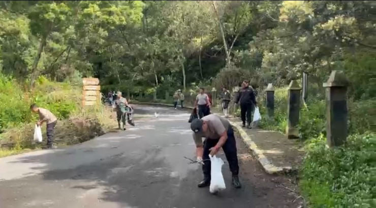 Gerakan Indonesia Asri Polres Probolinggo Bersih bersih Lokasi Wisata Bromo