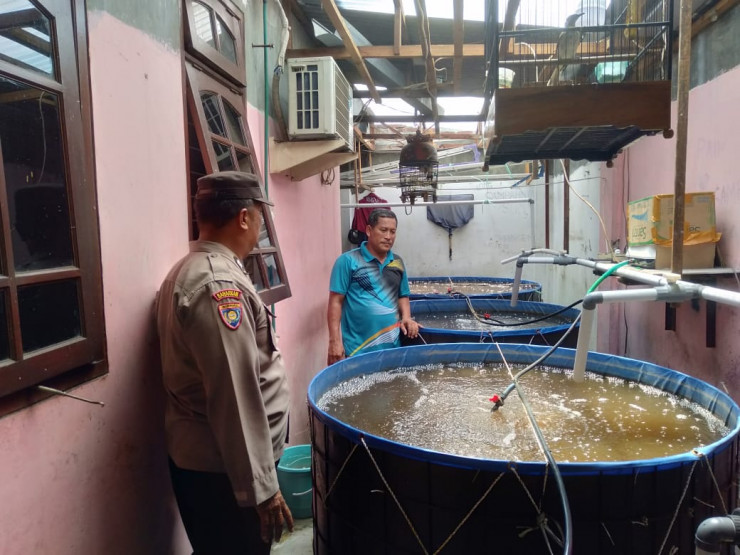 Bhabinkamtibmas Polsek Tulangan Polresta Sidoarjo melaksanakan peninjauan budidaya ikan lele di Desa Pangkemiri