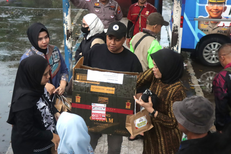 Kasat PPA dan PPO Polresta Sidoarjo Bagikan Takjil ke Pemudik di Terminal Purabaya